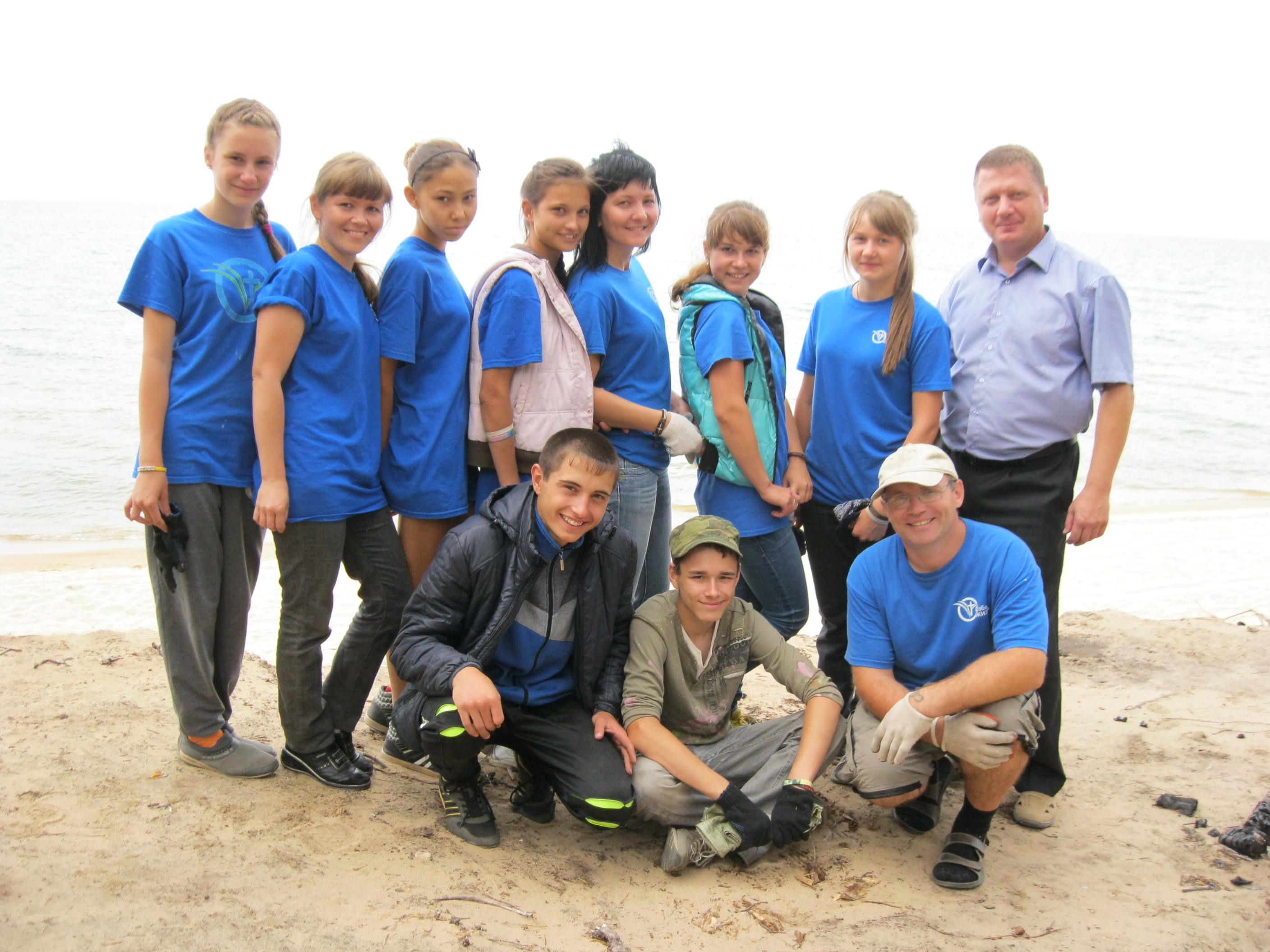 Волонтеры убирают Байкальский пляж